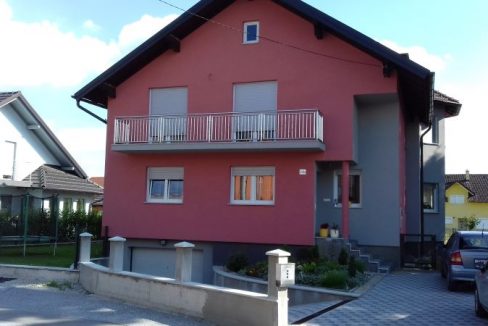 nekretnina crvena kuća dva kata