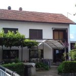 kuća u stupniku bijela fasada dva kata i dvorište