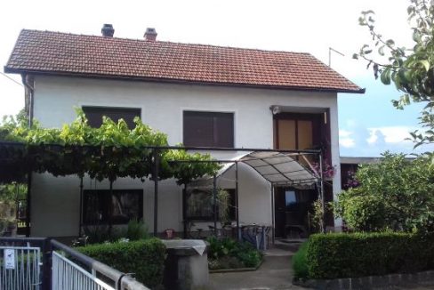 kuća u stupniku bijela fasada dva kata i dvorište