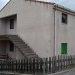 kuća bijela zeleni prozori ograda