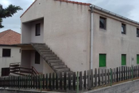kuća bijela zeleni prozori ograda