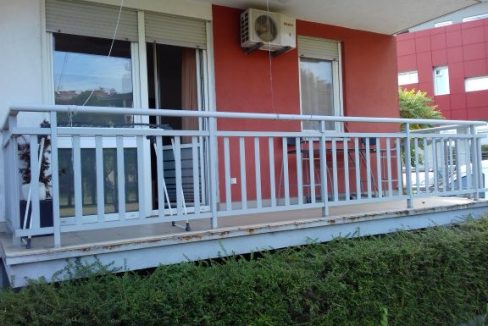 terasa balkonska vrata crvena fasada