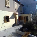 žuto bijela kuća prozori zeleni grm