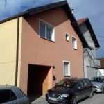 kuća boja breskve fasada automobili prozori prolaz